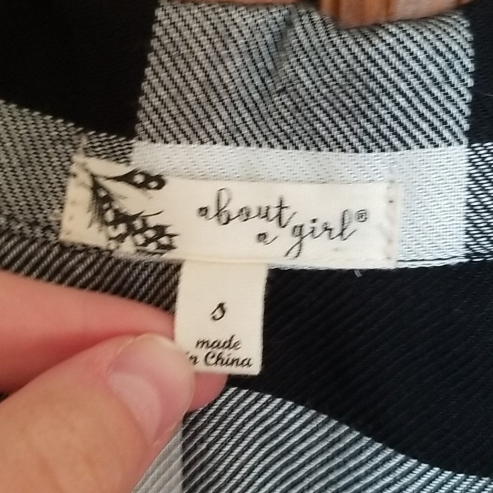 Black and white button down shirt - Picture 2 of 8